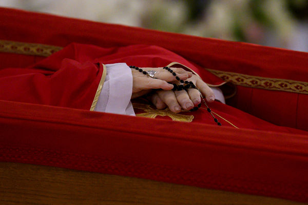 ▲▼梵蒂岡公布教宗方濟各（Pope Francis）在棺木中安息的照片，開放瞻仰遺容。（圖／路透）