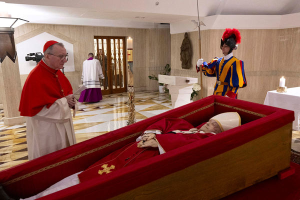 ▲▼梵蒂岡公布教宗方濟各（Pope Francis）在棺木中安息的照片，開放瞻仰遺容。（圖／路透）