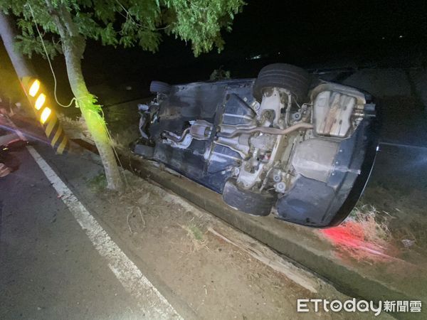 ▲台南市下營區深夜驚傳車禍，女駕駛疑酒駕自撞路樹翻覆，車輛卡進水溝一片狼藉。（民眾提供，下同）