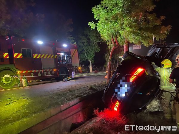 ▲台南市下營區深夜驚傳車禍，女駕駛疑酒駕自撞路樹翻覆，車輛卡進水溝一片狼藉。（民眾提供，下同）