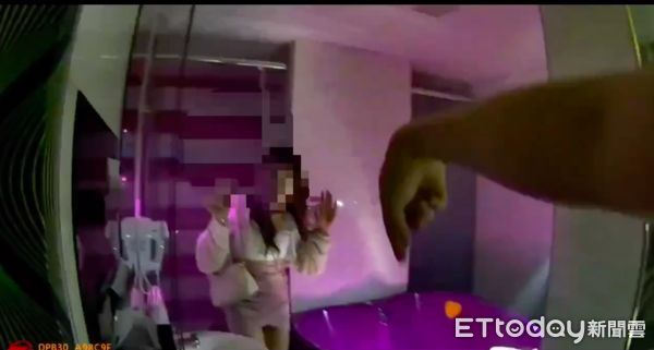 ▲▼警方衝進摩鐵逮捕傳播妹，警方起獲大批毒品，市價約500萬             。（圖／記者陳以昇翻攝）