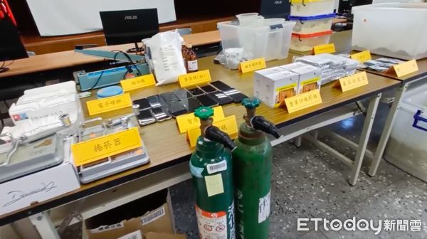 ▲▼警方衝進摩鐵逮捕傳播妹，警方起獲大批毒品，市價約500萬             。（圖／記者陳以昇翻攝）