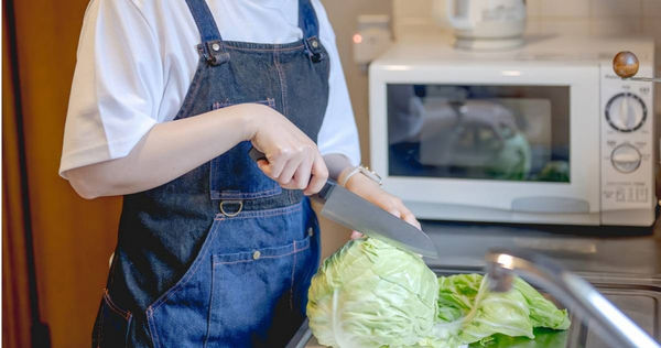 一名女子到男友家煮4菜1湯，沒想到卻害男友全家人肚子痛送急診。圖僅示意，與當事人無關。（示意圖／翻攝自photoAC）