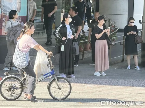 ▲▼高溫 炎熱 春天 天氣 路人短袖 夏天裝扮。（圖／記者屠惠剛攝）