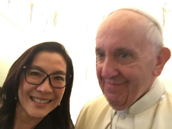 ▲楊紫瓊曬方濟各合照悼念。（圖／翻攝自Facebook／Michelle Yeoh 楊紫瓊）
