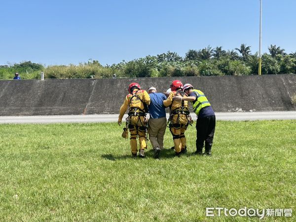 ▲黑鷹直升機特搜員出機艙進行吊掛救援。（圖／記者王兆麟翻攝，下同）