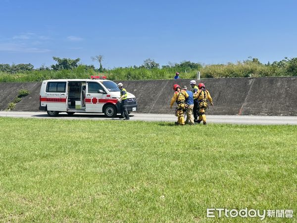 ▲黑鷹直升機特搜員出機艙進行吊掛救援。（圖／記者王兆麟翻攝，下同）