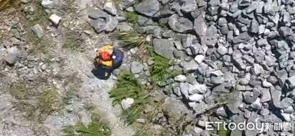 ▲黑鷹直升機特搜員出機艙進行吊掛救援。（圖／記者王兆麟翻攝，下同）