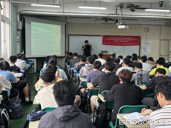 ▲「iPAS電動車機電整合工程師證照培訓班」內容涵蓋電動車產業趨勢、機電整合系統原理等，由專業講師授課。（圖／記者游瓊華翻攝）