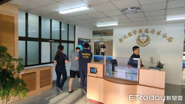 ▲逆向猛撞釀康橋學生7傷，蕭姓駕駛到案了。（圖／記者唐詠絮翻攝，下同）