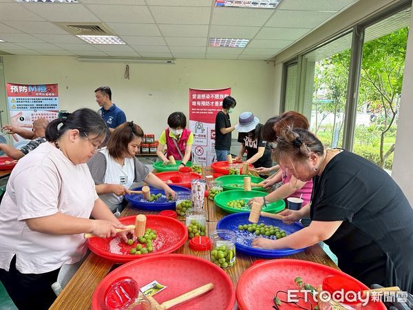 ▲南投縣衛生局與彩虹部落同志健康中心20日舉辦 「友善同行 梅(美)麗時光」 活動。（圖／南投縣衛生局提供，下同）