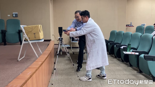 ▲▼中央警察大學鑑識系教授孟憲輝赴南投縣警局講授「刑案物證顯微比對鑑定之原理及應用」課程。（圖／記者高堂堯翻攝）