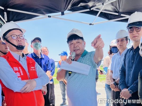 ▲為免風災造成濁水溪裸露灘地暴增，行政院政務委員陳金德今日受立委劉建國之邀率隊視察。（圖／記者游瓊華翻攝）