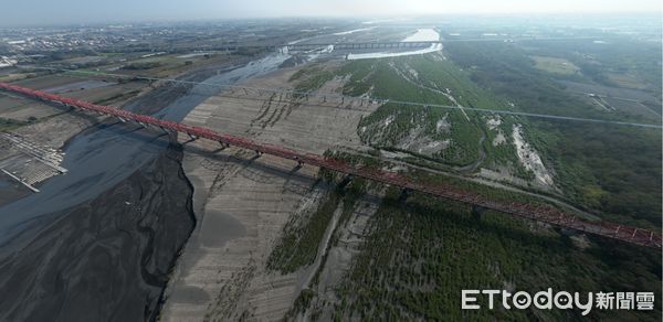 ▲為免風災造成濁水溪裸露灘地暴增，行政院政務委員陳金德今日受立委劉建國之邀率隊視察。（圖／記者游瓊華翻攝）