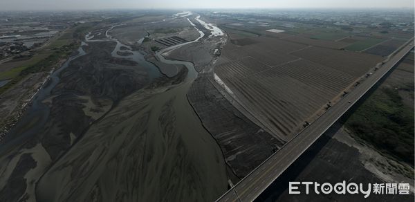 ▲為免風災造成濁水溪裸露灘地暴增，行政院政務委員陳金德今日受立委劉建國之邀率隊視察。（圖／記者游瓊華翻攝）