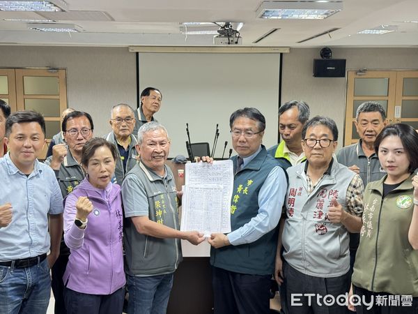 ▲台南市議員與南區20多名里長聯袂向市長黃偉哲遞交連署書，表達反對全區保留立場。（記者林東良翻攝，下同）