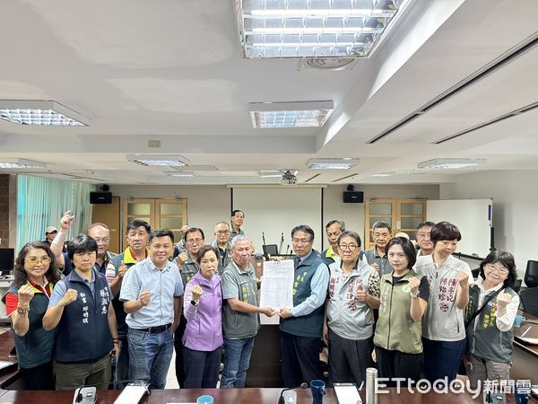 ▲台南市議員與南區20多名里長聯袂向市長黃偉哲遞交連署書，表達反對全區保留立場。（記者林東良翻攝，下同）