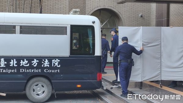 ▲▼台北地院審理涉虐死「剴剴」的保母姊妹劉彩萱、劉若琳，22日國民法官首度開庭後，合議庭命法警架起屏風陣幫劉氏姊妹遮擋還押身影 。（圖／記者黃哲民攝）
