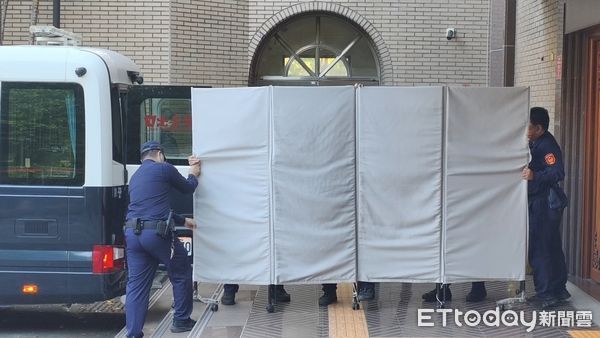 ▲▼台北地院審理涉虐死「剴剴」的保母姊妹劉彩萱、劉若琳，22日國民法官首度開庭後，合議庭命法警架起屏風陣幫劉氏姊妹遮擋還押身影 。（圖／記者黃哲民攝）