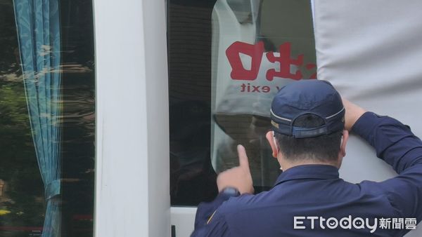 ▲▼台北地院審理涉虐死「剴剴」的保母姊妹劉彩萱、劉若琳，22日國民法官首度開庭後，合議庭命法警架起屏風陣幫劉氏姊妹遮擋還押身影 。（圖／記者黃哲民攝）