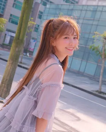 ▲解婕翎曬出一組穿著紗裙的美照。（圖／翻攝自Instagram／dollshin）