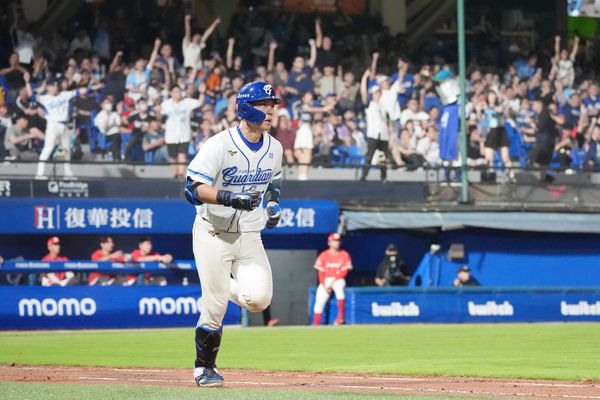 ▲▼戴培峰開轟。（圖／富邦悍將提供）