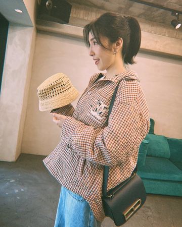 ▲楊謹華側著身體展現優雅氣質。（圖／翻攝自Instagram／cheryllovel0ve）