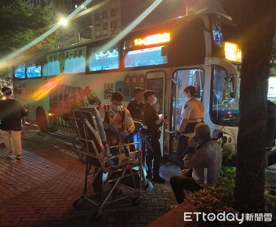 ▲▼國光客運突撞人行道路樹　車上乘客驚嚇報案。（圖／記者黃彥傑翻攝）