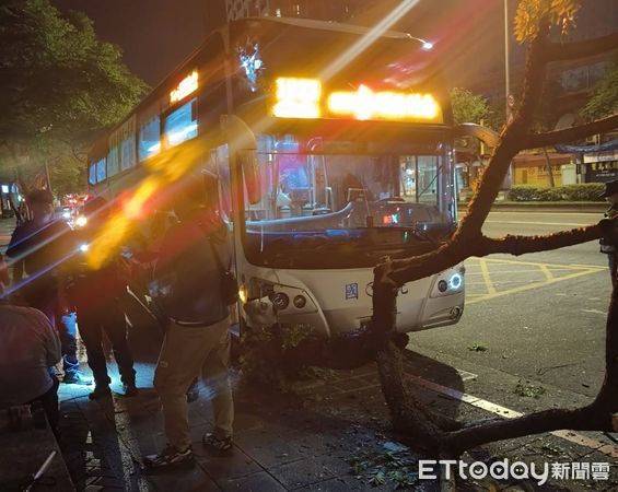 ▲▼國光客運突撞人行道路樹　車上乘客驚嚇報案。（圖／記者黃彥傑翻攝）