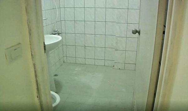 5名年幼的死者被發現以棉被等物品包裹，層層堆疊排列在透天厝樓上的浴室中。（翻攝畫面）