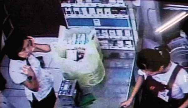 警方調閱監視器發現，林真米（左）在案發後曾到附近便利超商採購生活用品，應是要準備逃亡。（翻攝畫面）