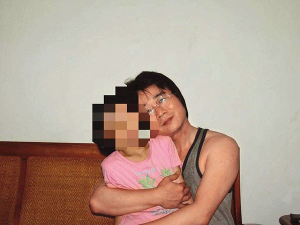 劉志勤（右）親密地抱著女兒合影，看似相當顧家，最後卻對5名小孩狠下毒手。（翻攝畫面）