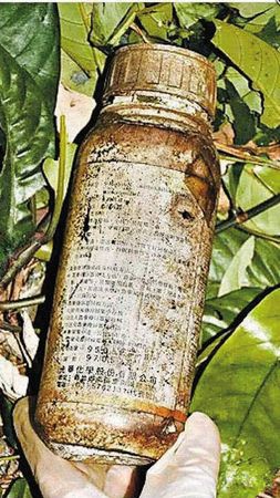 檢警在劉志勤、林真米的遺骸附近發現農藥罐，研判2人應是服毒自盡。（翻攝畫面）
