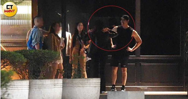 包含周予天和柯詠云在內的男男女女3對共6人，結束用餐後仍意猶未盡地在餐廳門口聊天。（圖／本刊攝影組）