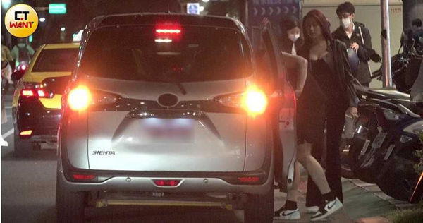 計程車一到，周予天先自顧自地開門鑽進車子，女友隨後進車關門。（圖／本刊攝影組）