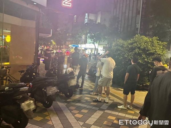 ▲▼麥當勞厚鬆餅堡開賣首日人潮。（圖／業者提供）