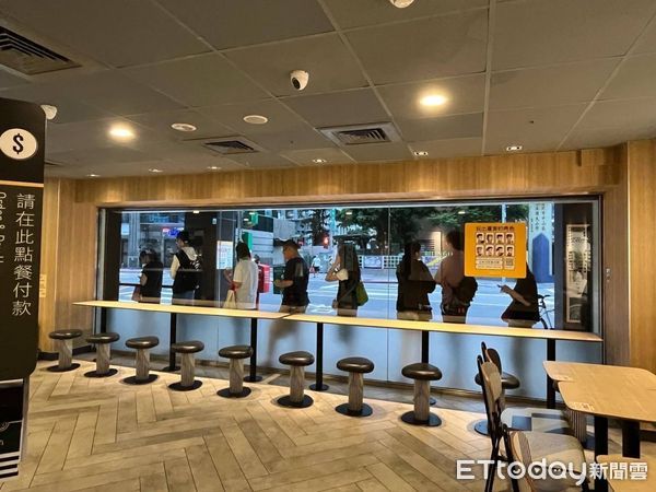 ▲▼麥當勞厚鬆餅堡開賣首日人潮。（圖／業者提供）
