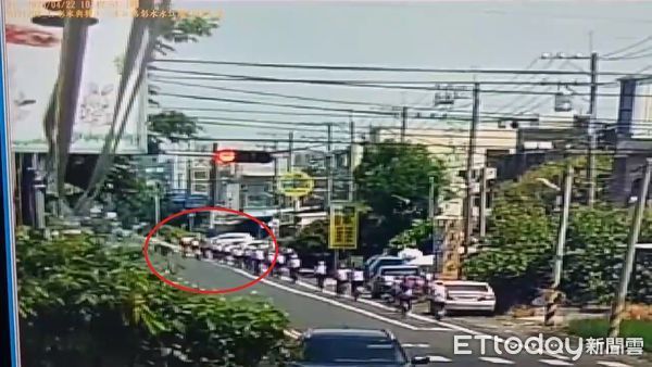 ▲橘車逆向撞康橋車隊釀7傷。（圖／記者唐詠絮翻攝）