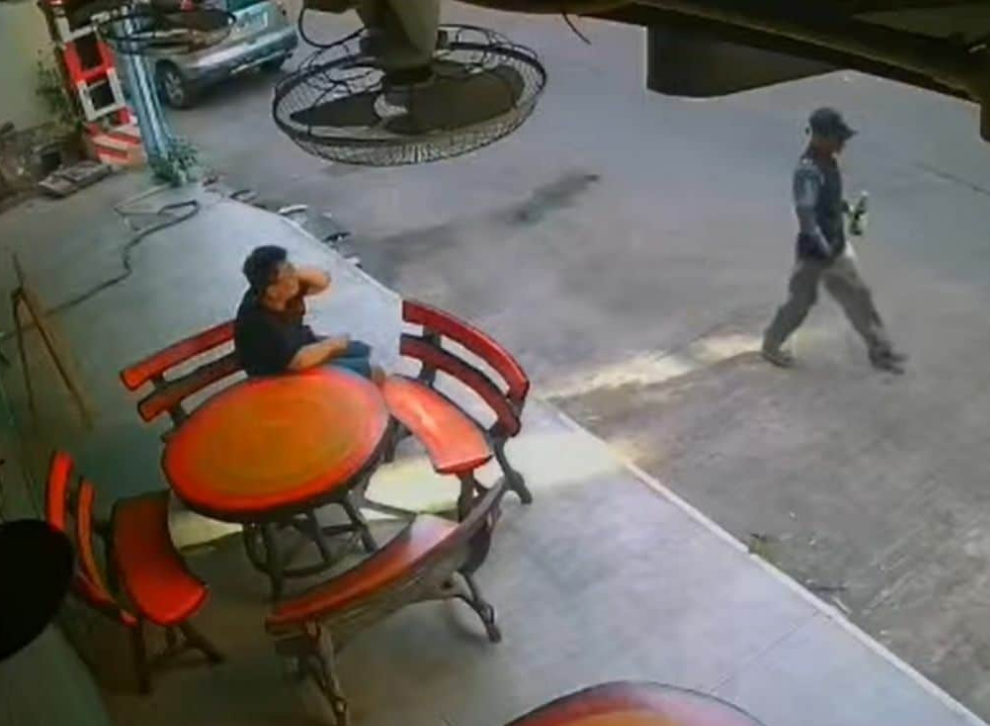 ▲▼台男在芭達雅被流浪漢打！　監視器畫面曝光「濺血瞬間」。（圖／Cuffs Douglas）