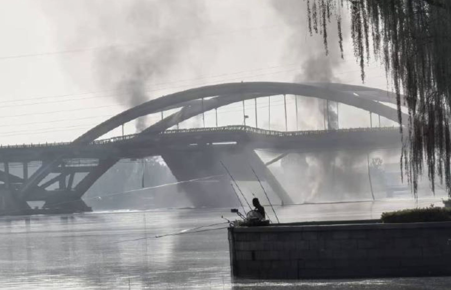 ▲北京潮白河大橋23日清晨突冒煙起火，導致部分橋體橋面塌陷。（圖／翻攝微博）
