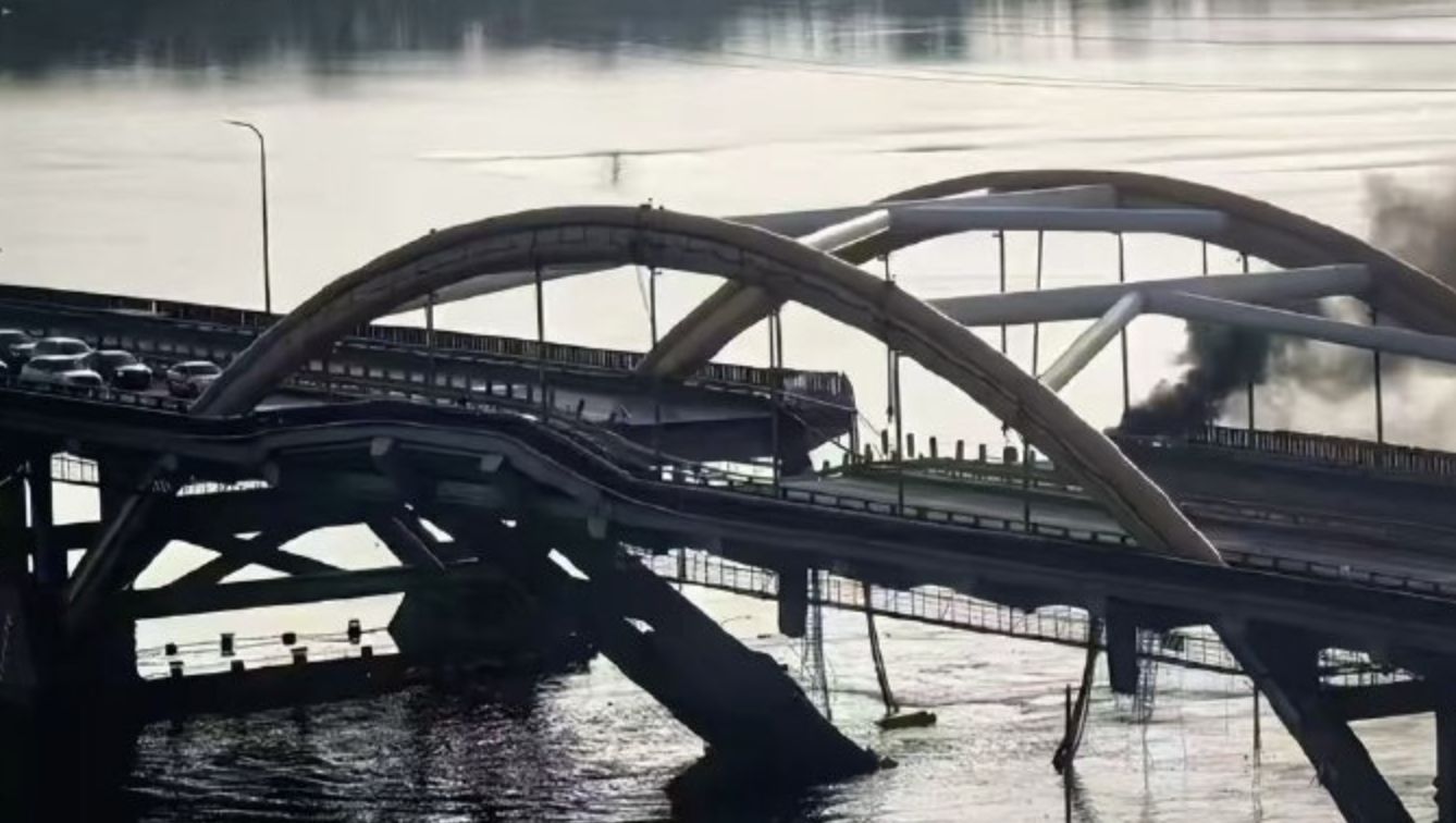 ▲北京潮白河大橋23日清晨突冒煙起火，導致部分橋體橋面塌陷。（圖／翻攝微博）