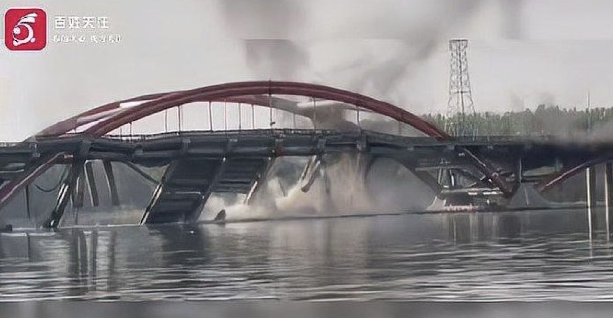 ▲北京潮白河大橋23日清晨突冒煙起火，導致部分橋體橋面塌陷。（圖／翻攝微博）