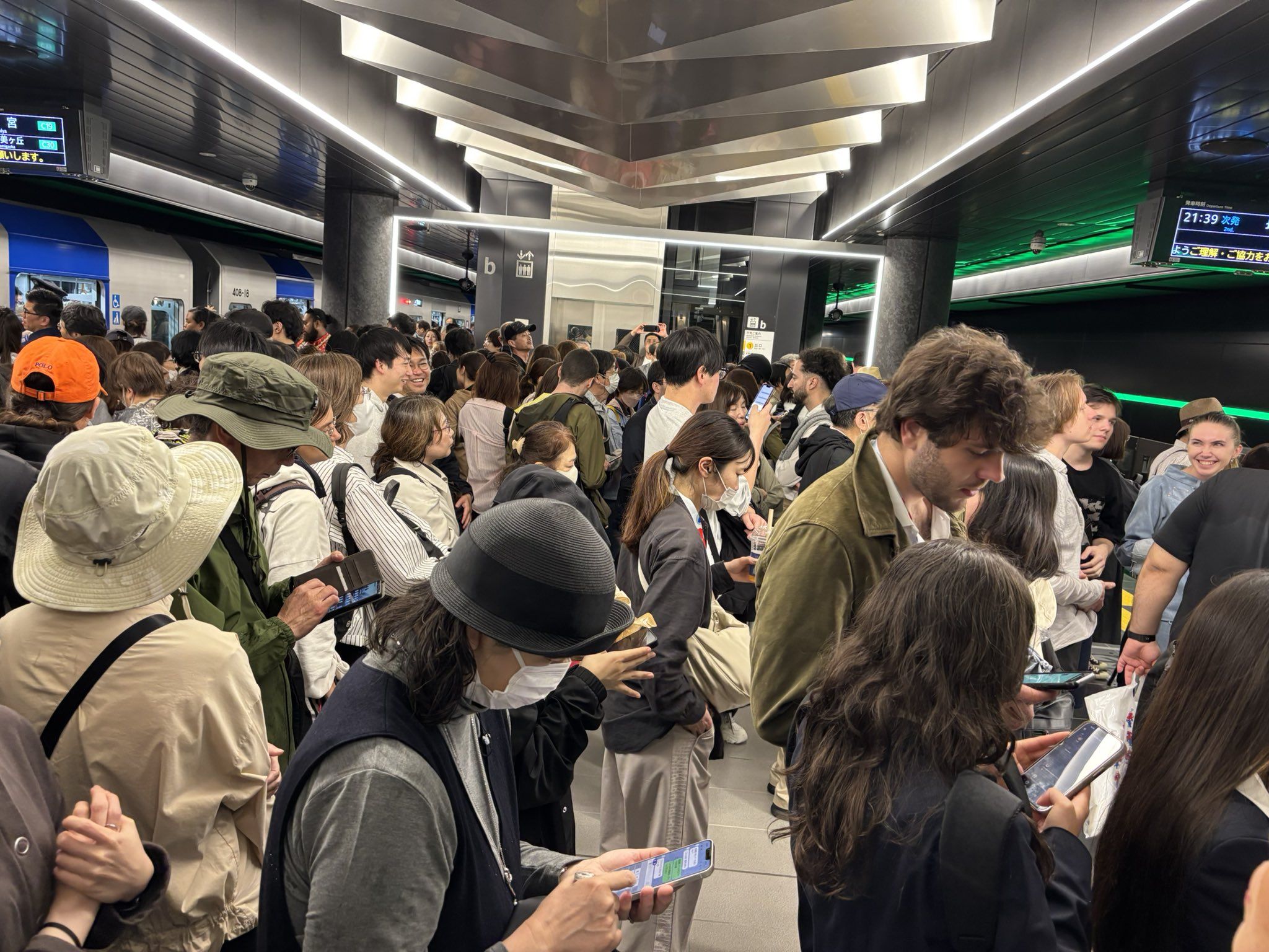 ▲▼大阪世博「地鐵故障全線停駛」！4000人擠爆車站　動彈不得。（圖／@bkknoboru）