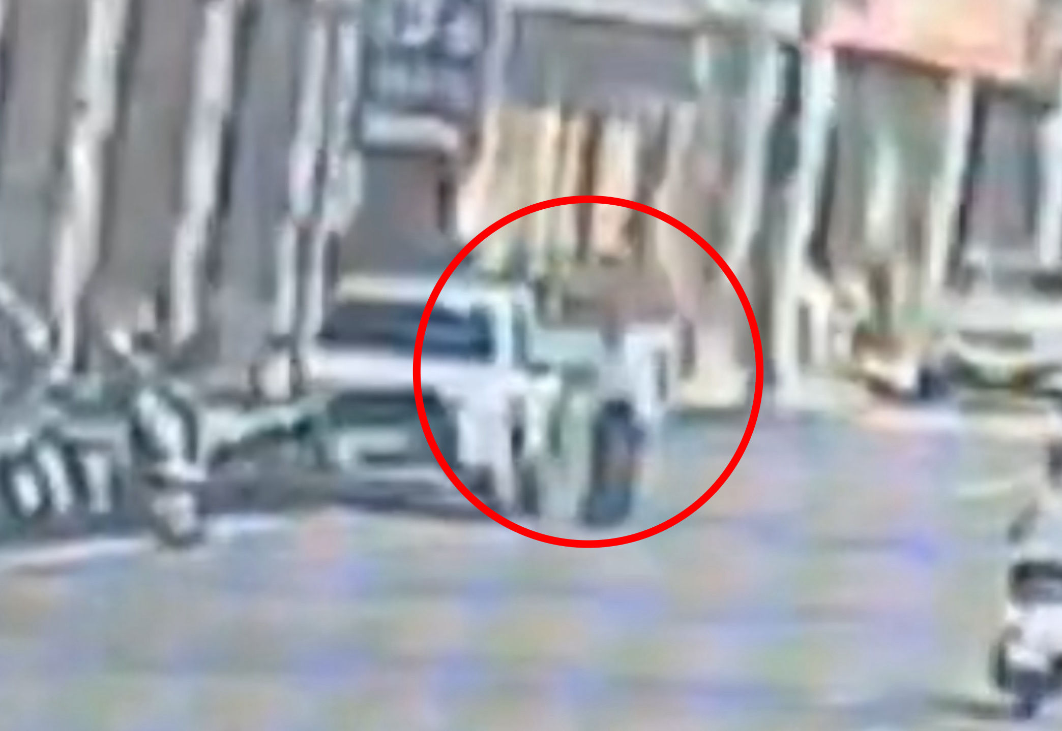 ▲▼高雄出現「刮車怪男」！拿鑰匙狠刮一長條刮痕。（圖／記者賴文萱翻攝）