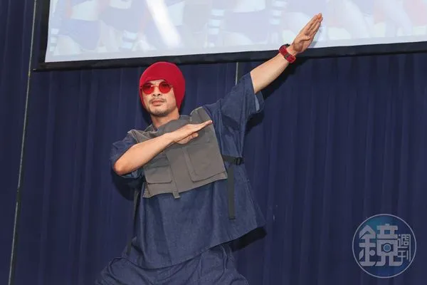 黃明志出道以來即備受爭議，雖在網路擁有高流量，但對其評價則是正反兩極。