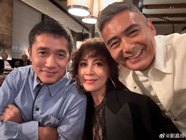 ▲▼周潤發、梁朝偉世紀同框。（圖／翻攝自微博、臉書）