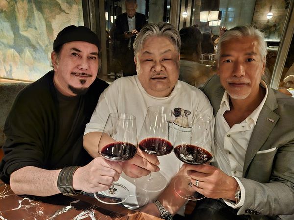 ▲▼周潤發、梁朝偉世紀同框。（圖／翻攝自微博、臉書）