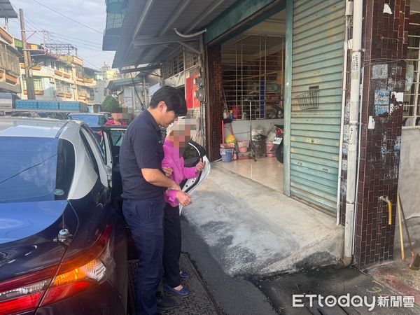 ▲內埔警分局內埔所警員林彥丞、警員陳振弘送賴婦返家             。（圖／記者陳崑福翻攝）