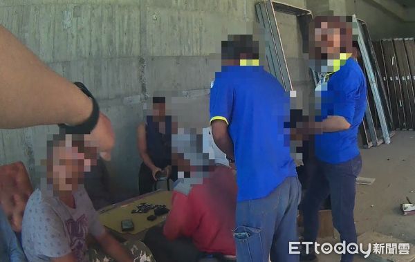▲台南市警麻豆分局於官田區一處工地查獲7名工人涉嫌聚賭，當場查扣天九牌、骰子與賭資。（記者林東良翻攝，下同）