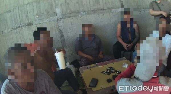 ▲台南市警麻豆分局於官田區一處工地查獲7名工人涉嫌聚賭，當場查扣天九牌、骰子與賭資。（記者林東良翻攝，下同）